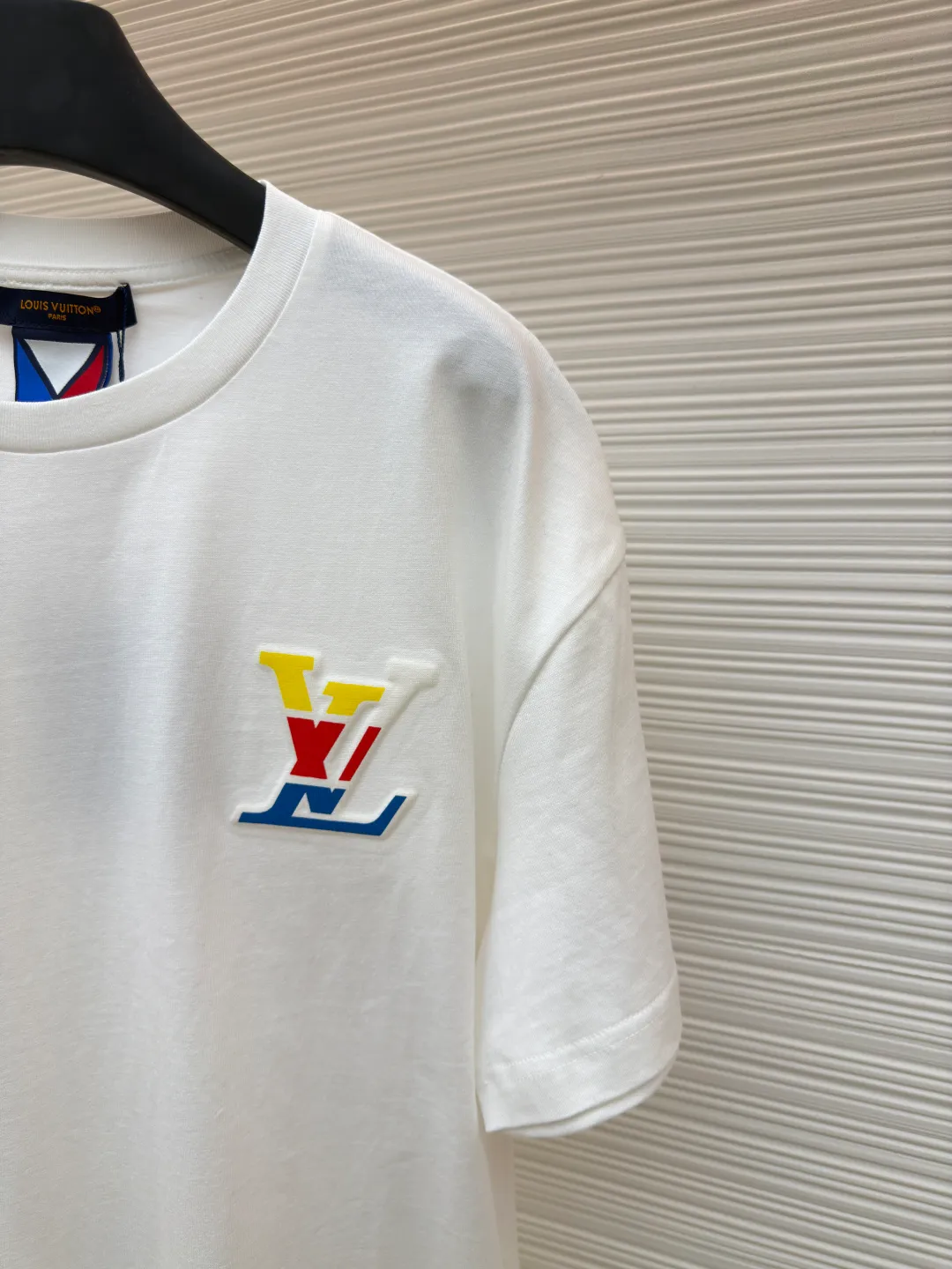 LOUIS VUITTON Colorful embossed embossed T-shirt ●Authentic product: Purchased and developed for 7700 ●Item number: 1680326-A00 ●Material: long-staple cotton fabric ●Technology: embossed embossed production ●Version: fitted version ●Weight: about 275 grams ●Size: S-M-L-XL ●Description: The fabric is made of 40s double-ply long-staple cotton yarn plain fabric, and the fabric surface is treated with dust-free lint technology. The finished fabric is passed through a mercerizing machine to increase the gloss of the fabric. It is matched with 32s double-ply cotton cover silk cylindrical open rib. The front and rear sleeves are screen printed with an eight-claw machine, and the Y pattern is scanned. To make large-scale film stencils, we use a water slurry + glue mixed material for color printing. We open a convex embossing mold according to the printing film, and accurately cut the pieces by hand to emboss the printed letters. The inside is filled with 4-mile-thick sponge material. The front panel is embroidered with a domestic high-speed machine, and the rayon thread is used to embroider the letters. The overall wiring is straight and delicate, the fabric is comfortable and soft, and the color is consistent without color difference. It can be matched with the same style to create a fashionable look and control various occasions. Customized accessories, complete with three standards, same style for men and women!